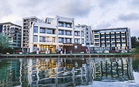 Poeme Mamaia Retreat